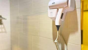 Escritorio, tabla de planchar con plancha, wifi gratis y ropa de cama