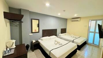 Kamar Keluarga | Meja kerja, setrika/meja setrika, Wi-Fi gratis, dan seprai linen