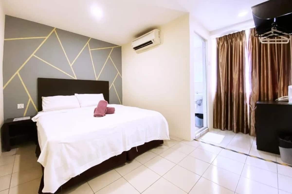 Deluxe Room | Meja, seterika/papan seterika, Wi-fi percuma, cadar katil