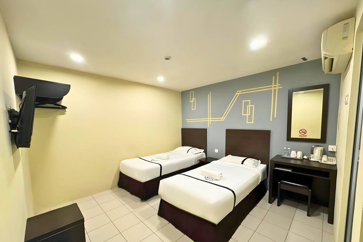 Twin Room | Desk, iron/ironing board (on request), WiFi (free), bed sheets