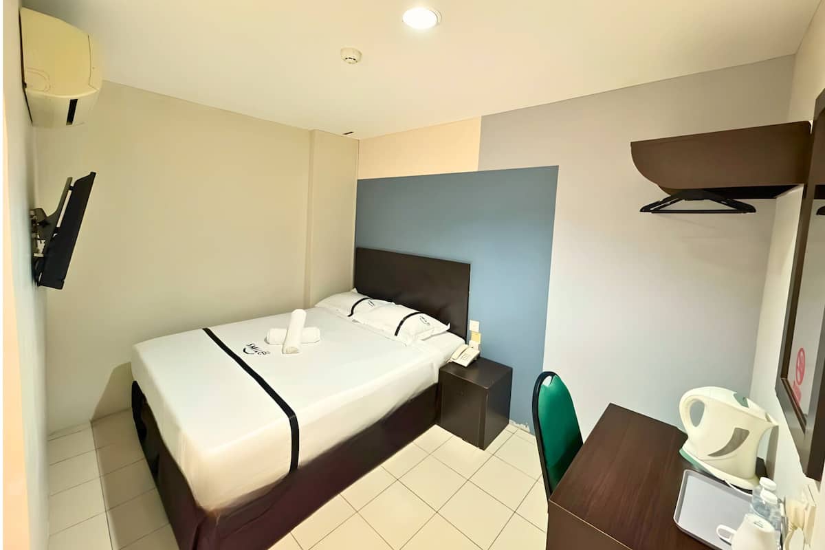 Double Room | Desk, iron/ironing board (on request), WiFi (free), bed sheets