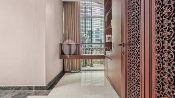 Apartamento, 2 habitaciones, vistas a la ciudad | Zona de estar | Una televisión de pantalla plana