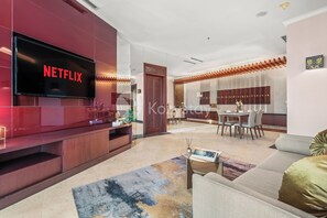 Apartamento, 2 quartos, vista para a cidade | Área de estar | TV de tela plana