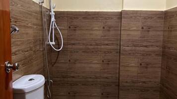 Ducha, zapatillas, bidé y toallas