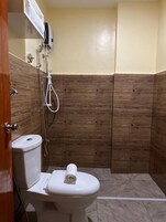 Ducha, zapatillas, bidé y toallas