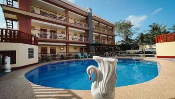 Una piscina al aire libre