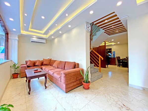 Coin salon dans le hall