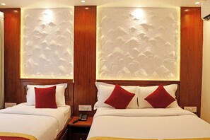 Ph òng đôi hoặc 2 giường đơn Deluxe, quang cảnh thành phố | Bàn, khu vực làm việc phù hợp cho laptop, phòng cách âm 