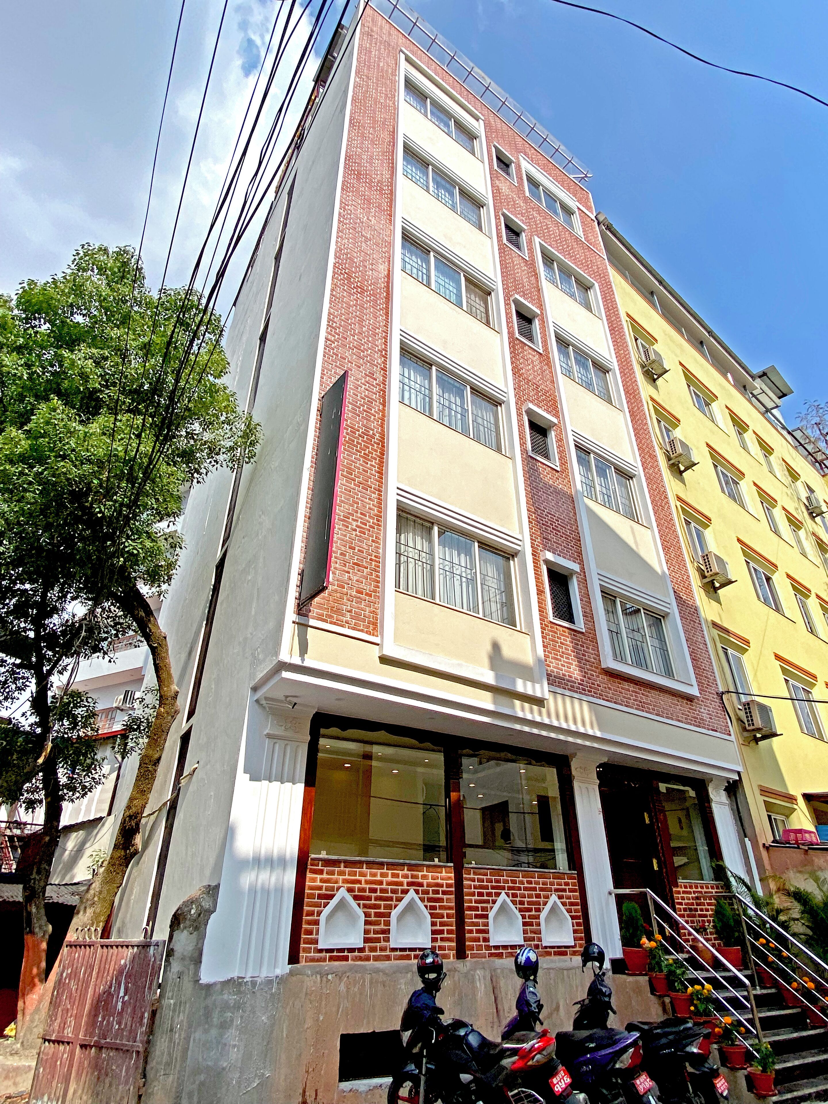 Vista frontal de la propiedad