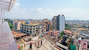 Un paisaje urbano con diversos edificios, incluyendo viviendas y estructuras comerciales.