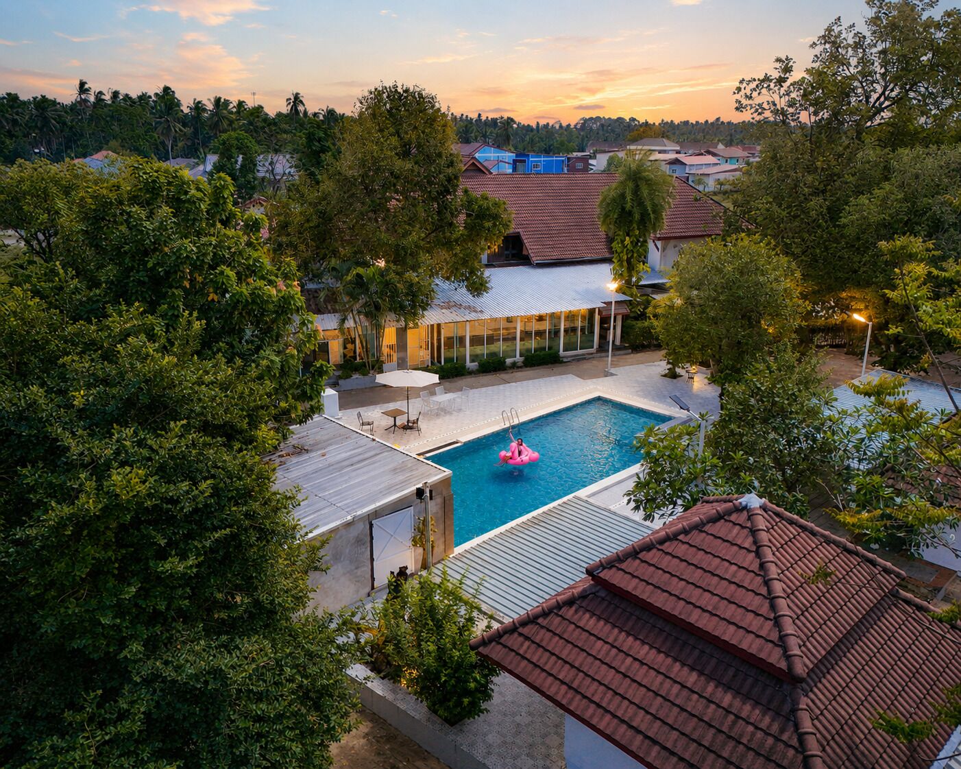 Una piscina al aire libre