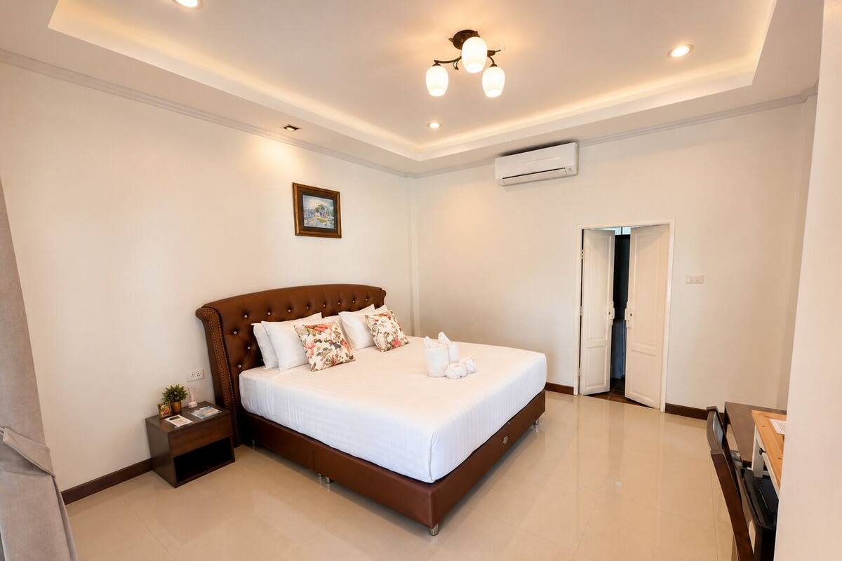 Pool Access Cottage | Minibar, desk, laptop workspace, blackout drapes