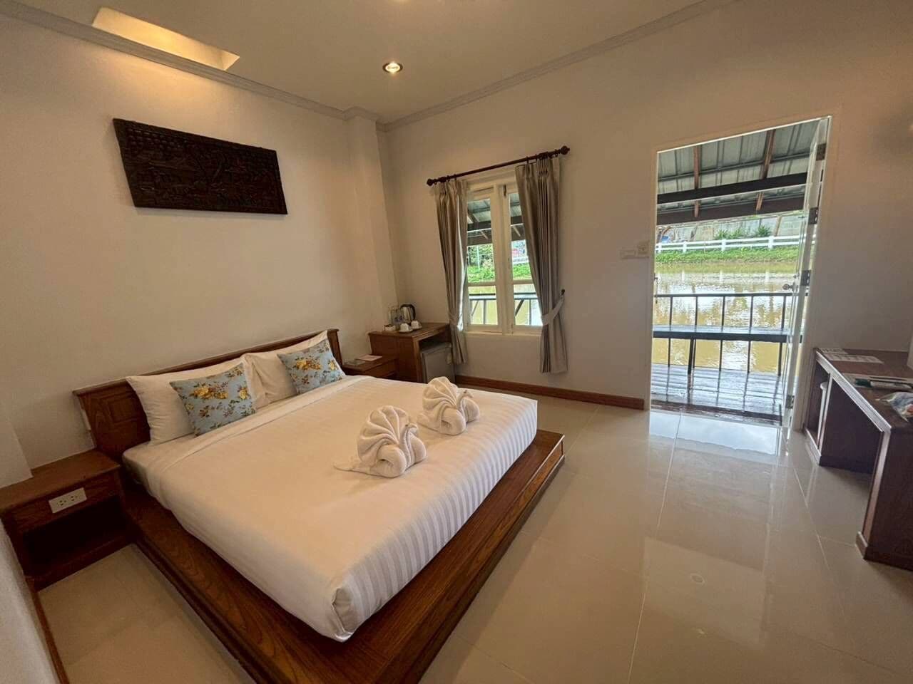 Camera Premium, 1 letto matrimoniale, vista lago, lato lago | Minibar, con stile personalizzato, una scrivania, postazione laptop