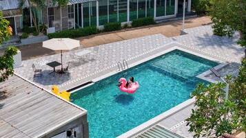 Kolam renang outdoor