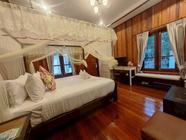 Minibar, decoración personalizada y escritorio 