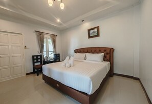 Minibar, decoración personalizada y escritorio 