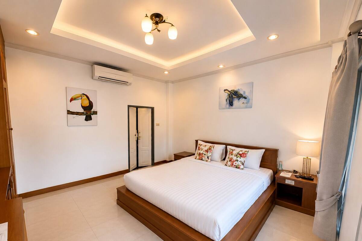 Cottage with Garden View | Minibar, desk, laptop workspace, blackout drapes