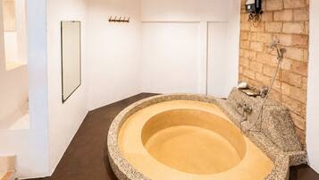 Deluxe Cottage | Baño | Amenidades de baño gratuitas, secadora de cabello, toallas, jabón