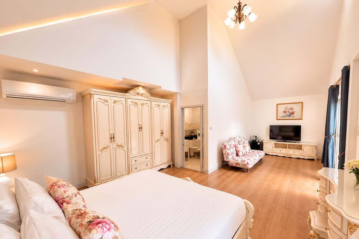 One bedroom Villa | Minibar, desk, laptop workspace, blackout drapes
