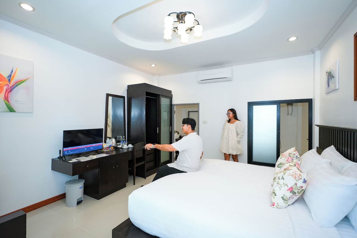 Chambre Deluxe Double ou avec lits jumeaux, vue cour intérieure | Minibar, espace de travail pour ordinateur portable, Wi-Fi gratuit