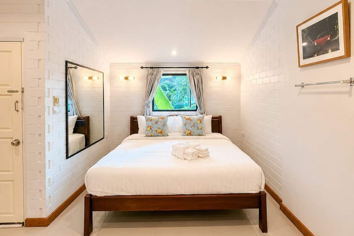 Deluxe Cottage | Minibar, desk, laptop workspace, blackout drapes