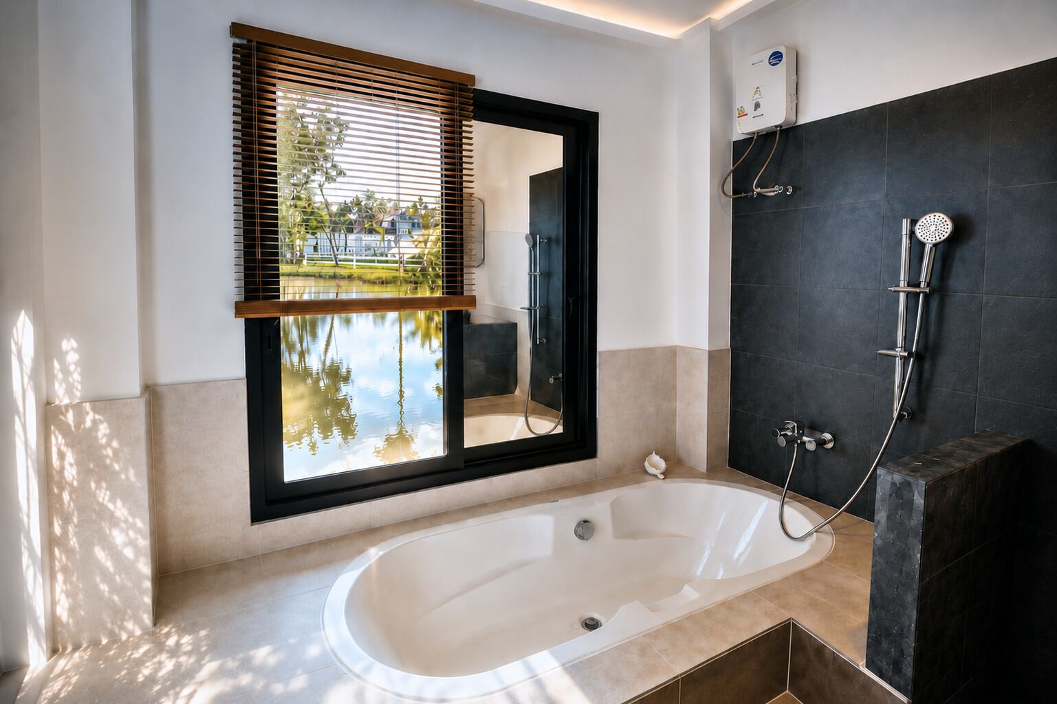 Une salle de bain moderne avec une baignoire sur pieds, un espace douche et une fenêtre équipée de stores.
