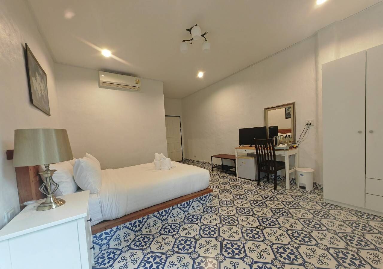 Minibar, con stile personalizzato, una scrivania, postazione laptop