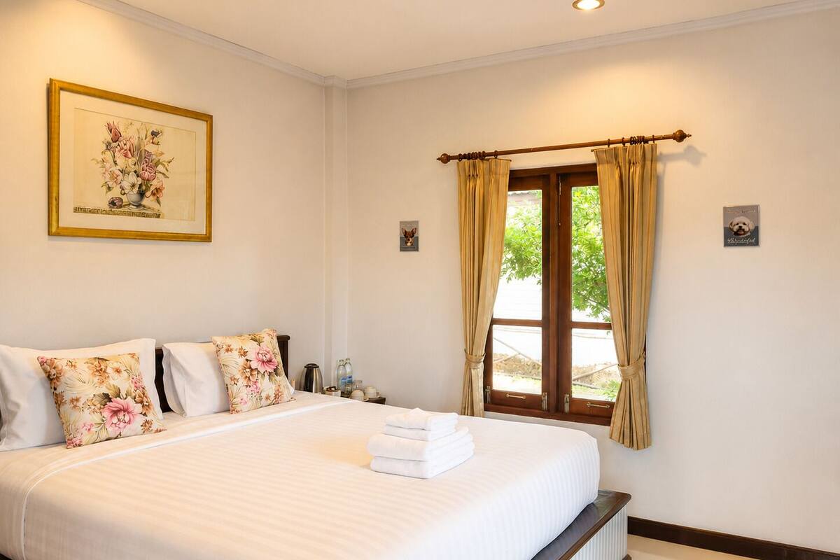 Pet friendly Cottage with Garden View | Minibar, desk, laptop workspace, blackout drapes