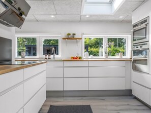 Kylskåp, mikrovågsugn, diskmaskin och grytor/köksredskap