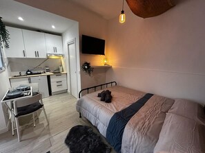 1 chambre, fer et planche à repasser, Wi-Fi, literie fournie