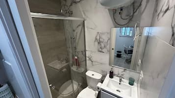 Doccia, asciugacapelli, asciugamani, sapone