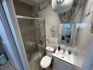Douche, sèche-cheveux, serviettes fournies, savon
