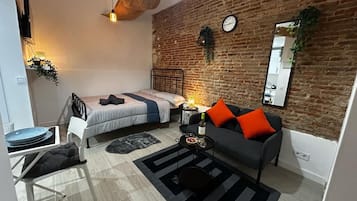 1 dormitorio, tabla de planchar con plancha, wifi y ropa de cama