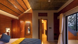 Ein Schlafzimmer mit einem Bett, Holzwänden, einer Decke mit aufwendigen Mustern und einem Fenster mit Vorhängen.