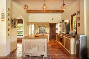 Villa Familiale, 5 chambres, piscine privée | Cuisine privée | Réfrigérateur, micro-ondes, four, grille-pain
