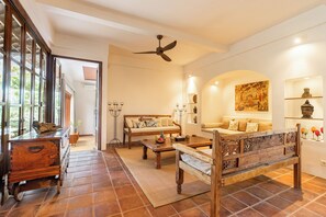 Familienvilla, 5 Schlafzimmer, eigener Pool | Wohnbereich | 50-Zoll-LED-Fernseher mit Kabelempfang