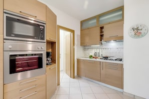 Refrigerador, horno, placa de cocina, lavavajillas