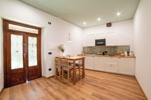 Deluxe Apartment, Microwave, Courtyard View | Private kitchen