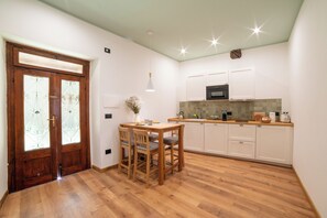 Leilighet – deluxe, mikrobølgeovn, bakgårdsutsikt | Eget kjøkken