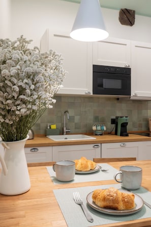 Appartement Deluxe, four à micro-ondes, vue cour intérieure | Cuisine privée