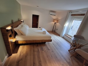 Habitación doble romántica | Ropa de cama de alta calidad, camas con efecto memoria y insonorización 