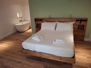 Kahden hengen romanttinen huone | Ylelliset vuodevaatteet, memory foam -patjalliset sängyt, äänieristys