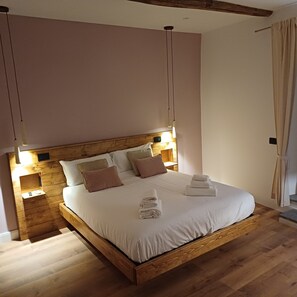 Premium bedding, memory foam beds, soundproofing, iron/ironing board - PALAZZO BOTTINO (Bolsena)