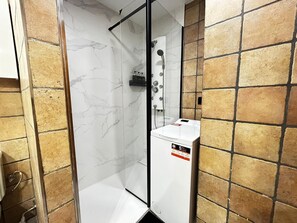 Douche, sèche-cheveux, serviettes fournies, savon