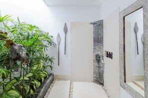 Villa, salle de bains privée, en bord de piscine | Salle de bain