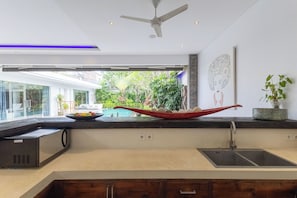 Villa, salle de bains privée, en bord de piscine | Coin cuisine privé | Grand réfrigérateur, micro-ondes, plaque de cuisson