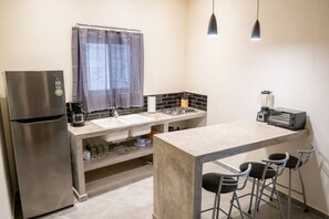 Refrigerador, placa de cocina, cafetera/tetera, tostadora