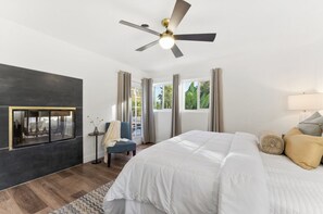 4 chambres, bureau, fer et planche à repasser, lit de bébé portatif