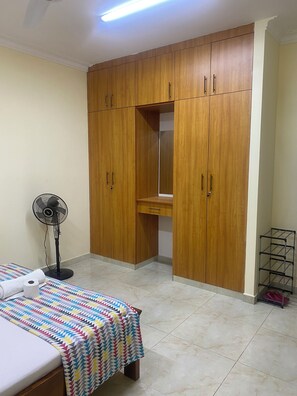 1 bedroom, iron/ironing board, WiFi, bed sheets - The cosy home. Security guaranteed!!
5minutes drive to a girrafe sanctuary!! (Mombasa)