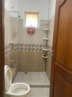 Shower, bidet, towels, soap - The cosy home. Security guaranteed!!
5minutes drive to a girrafe sanctuary!! (Mombasa)